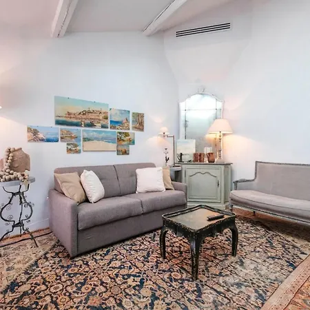 Unique Townhouse Center!!