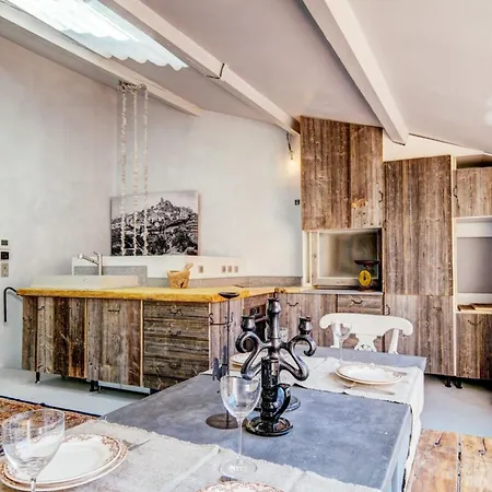 Unique Townhouse Center!!